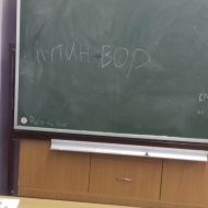 За надпись на доске "Путин-вор" учитель не будет уволен из школы