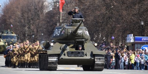 На торжественном параде ко Дню Победы в Ульяновске почтили трудовой подвиг горожан