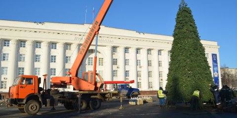 На Соборной площади устанавливают главную ёлку Ульяновска