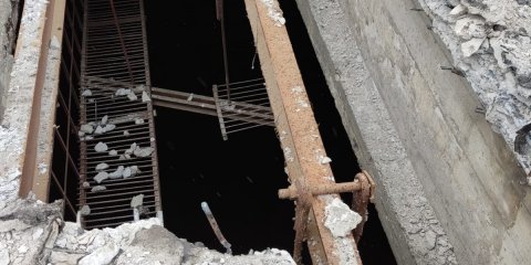 Подрядчики разбирают балки старой части моста на улице Минаева