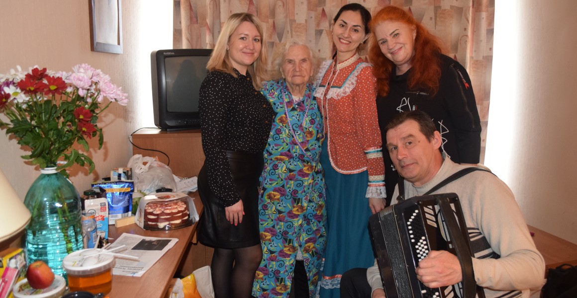 Детская школа искусств №12 поздравила с 94-летием жительницу, прибывшую из ЛНР Детская школа искусств №12 поздравила с 94-летием жительницу, прибывшую из ЛНР