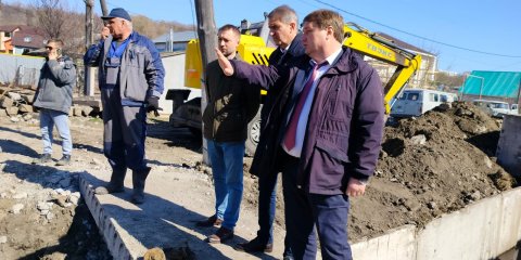 На Мостовой укрепляют водоотводные канавы