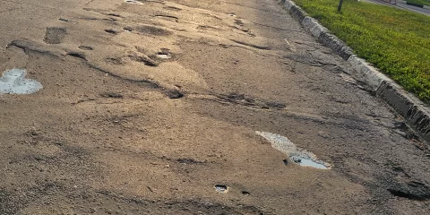 Тротуары в Ульяновске в плачевном состоянии. Жители жалуются, но не видят реакции властей
