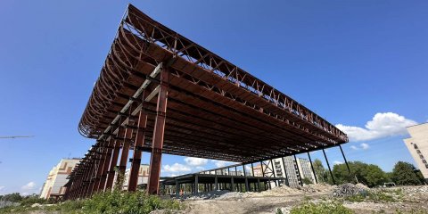 Демонтаж недостроенного манежа на улице Аблукова идёт опережающими темпами