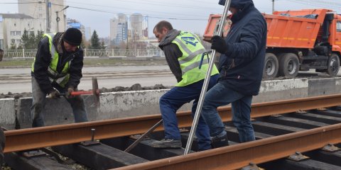 На мосту на улице Минаева монтируют объездные пути