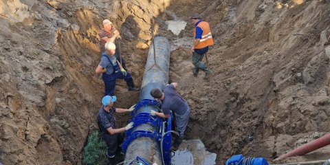 На месте порыва в районе Архангельского грунтового водозабора начата сварка труб