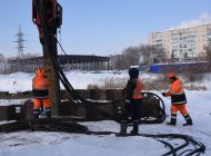На новом мосту в створе улиц Шевченко и Смычки возводят сразу две железобетонные опоры