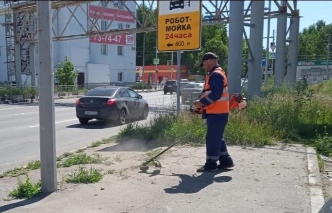 В Ульяновске ведётся покос травы и очистка ливнёвок