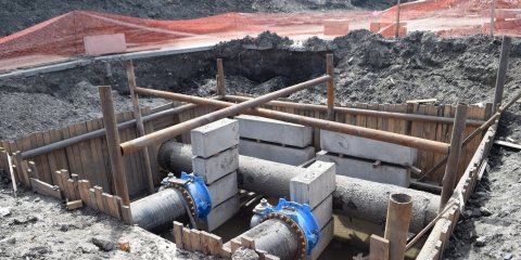 У моста по улице Минаева прокладывают новую ветку напорной канализации