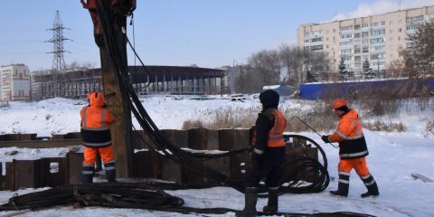 На новом мосту в створе улиц Шевченко и Смычки возводят сразу две железобетонные опоры