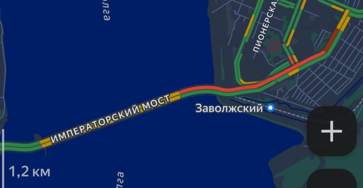 На Императорском мосту образовалась огромная пробка На Императорском мосту образовалась огромная пробка