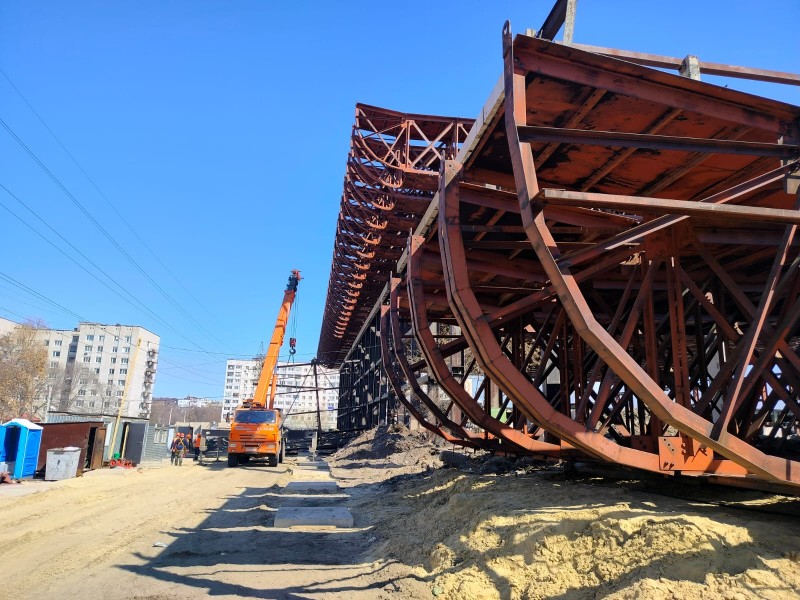 На недостроенном легкоатлетическом манеже по улице Аблукова демонтированы первые четыре фермы