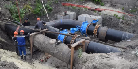 На улице Отрадной «Ульяновскводоканал» устраняет порыв водовода