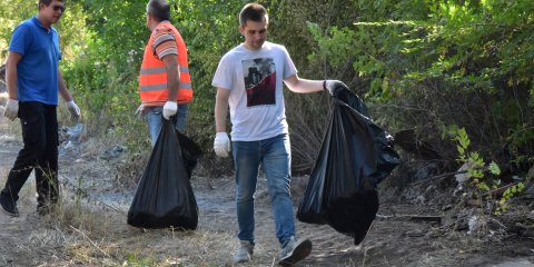 Ульяновцы на субботнике очищали от мусора зоны отдыха и дворы