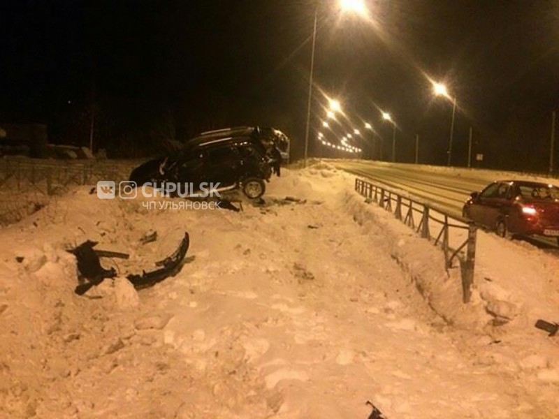 Дастер вылетел за обочину в сугроб. Водитель скрылся