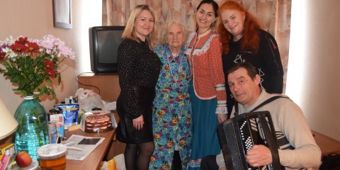 Детская школа искусств №12 поздравила с 94-летием жительницу, прибывшую из ЛНР