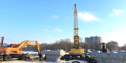 Опоры будущего моста в створе улиц Шевченко и Смычки готовы на 65%