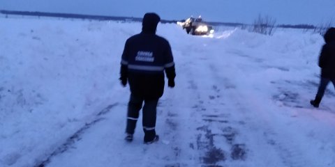 Ульяновские дорожники всю ночь разблокировали заметённый подъезд к селу Анненково