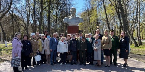 Ульяновцы возложили цветы к памятнику дважды Герою СССР Ивану Полбину