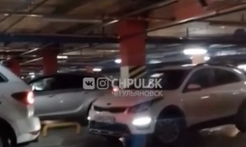 Во время эвакуации из "Аквамолла" шлагбаум подземной парковки был закрыт