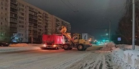 Ночью в Ульяновске для вывоза снега дополнительно привлекли 26 самосвалов и погрузчиков