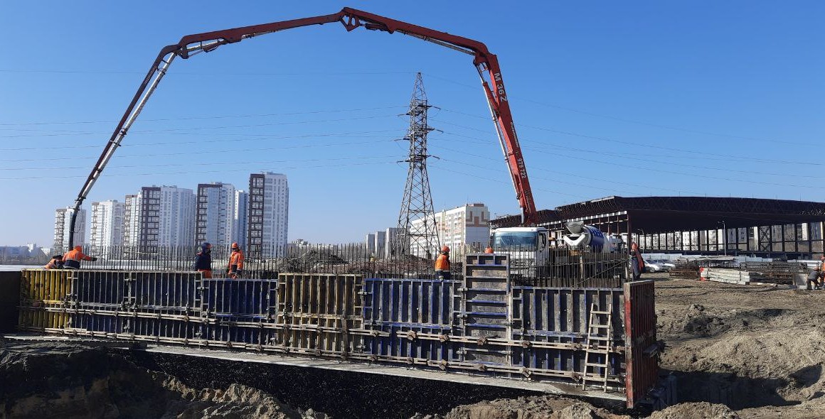 На мосту в створе улиц Шевченко и Смычки завершают бетонирование восьмой опоры