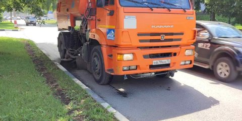В Ульяновске продолжаются работы по прочистке ливнёвок и покосу травы