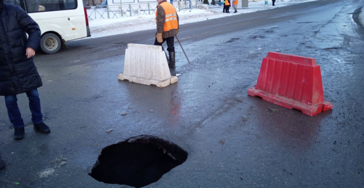 В Ульяновске из-за провала грунта ограничено движение по улице Жуковского