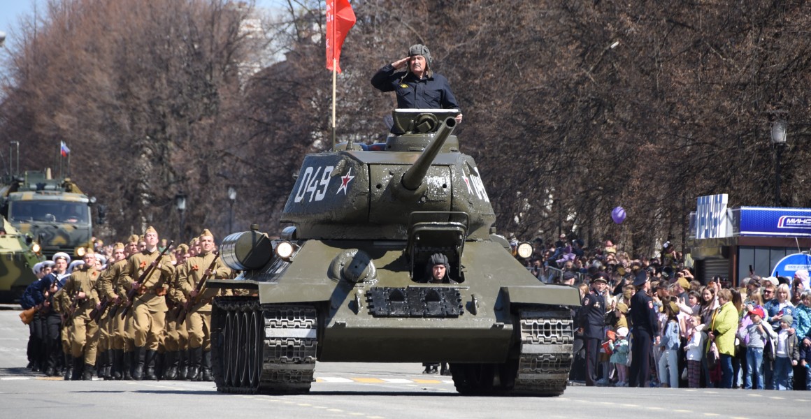 На торжественном параде ко Дню Победы в Ульяновске почтили трудовой подвиг горожан