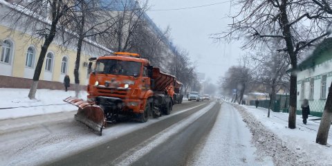 Со снегопадом на улицах Ульяновска борются 82 единицы спецтехники