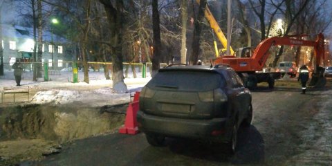 Ремонту теплотрассы в центре Ульяновска мешал припаркованный автомобиль