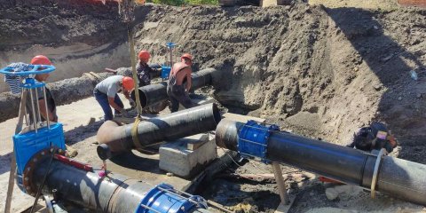 Новую ветку напорной канализации у моста по улице Минаева подключили к действующей сети