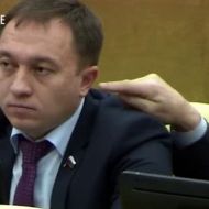 Депутат засунул палец в ухо единороссу в Госдуме