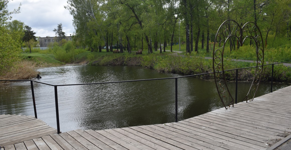 В сквере на Опытном поле продолжается благоустройство пруда