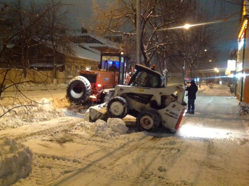 В Ульяновске ночью очищали город от снега