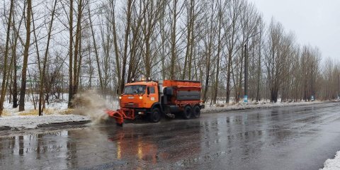 В Ульяновске дорожники очищают тротуары от шуги и вывозят снег