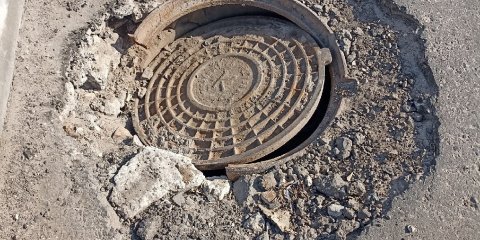 Открытый люк: куда обращаться?