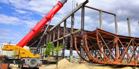 Недостроенный легкоатлетический манеж на улице Аблукова демонтирован на 35%