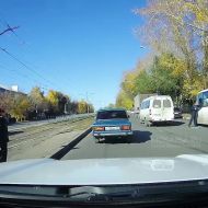 В Ульяновске маршрутчик разбил стекло маршрутки и полез в драку