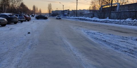 На проезде Нефтяников устранена причина подтоплений и расчищена проезжая часть