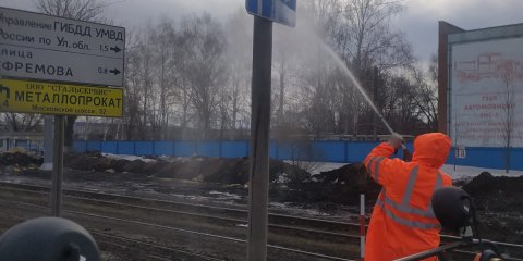 В Ульяновске начали мыть бордюры и отбойники