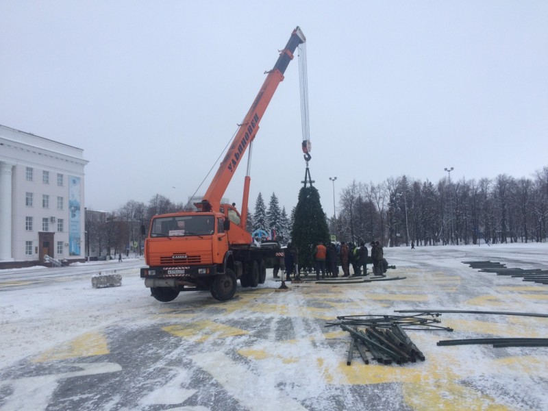 В Ульяновске на площади устанавливают главную новогоднюю ёлку