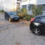 На Верхней террасе у автомобилей проткнули колеса