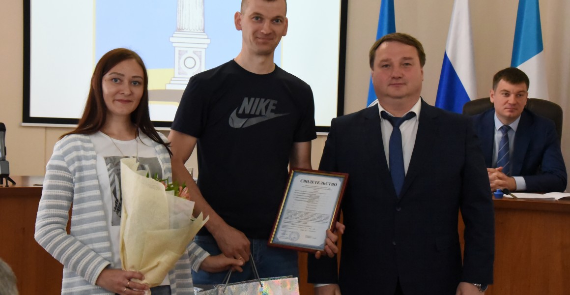 Молодым семьям Ульяновска вручили жилищные сертификаты