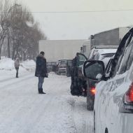 Фура на Локомотивной перекрыла дорогу в обе стороны