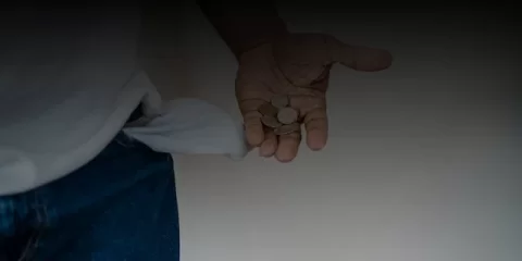 Получив сообщение о доставке цветов, жительница областного центра перечислила мошенникам двести тысяч рублей