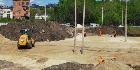 Возле моста на Минаева проводят укладку полотна под будущую кольцевую развязку