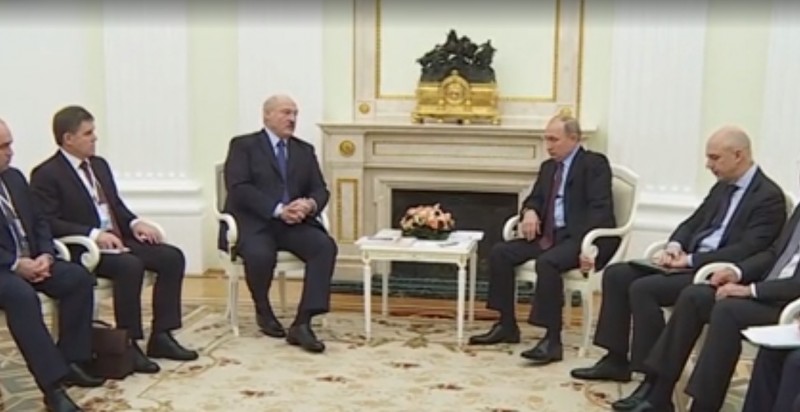 Реакцию Путина на слова Лукашенко обсуждают в Сети Интернет