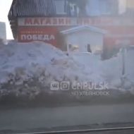 Завалили снегом пешеходный переход. Дорожники в Ульяновске забыли о людях