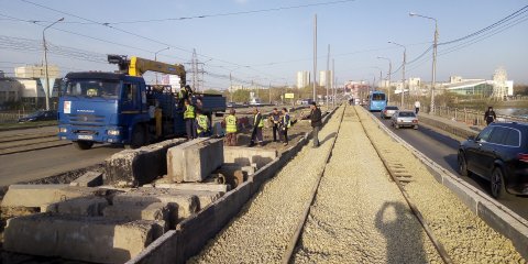 На мосту по улице Минаева продолжается обустройство временного трамвайного пути
